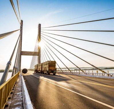 Hängebrücke mit fahrendem LKW